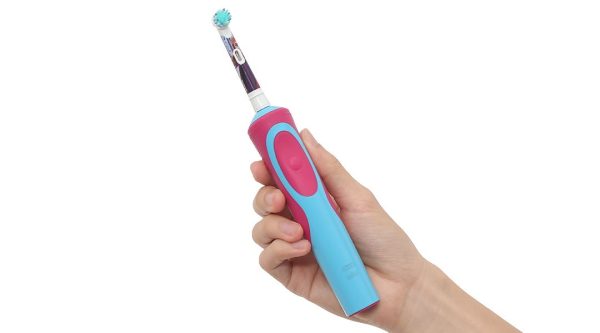 Bàn chải điện trẻ em Oral-B Vitality D12 Stages Power Frozen