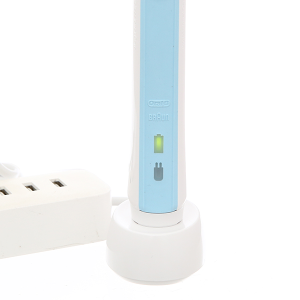 Bàn chải điện Oral-B Pro 500 CrossAction D16.513