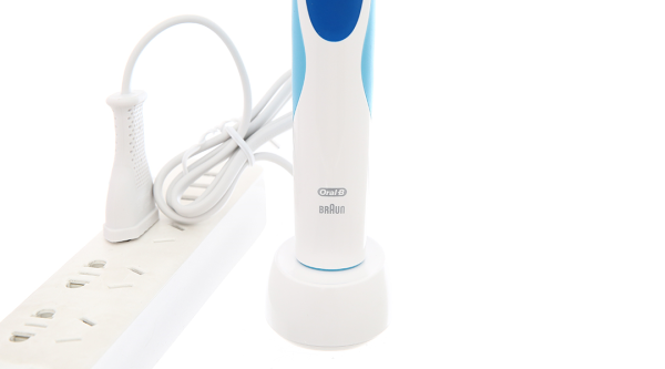 Bàn chải điện Oral-B Vitality CrossAction Blue D12.513