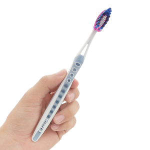 Bàn chải đánh răng Oral-B trắng sáng 3D vỉ 3 cây