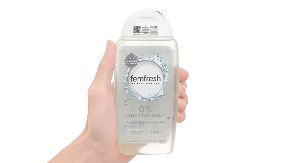 Dung dịch vệ sinh phụ nữ Femfresh 0% Sensitive Wash làm sạch cho da nhạy cảm chai 250ml