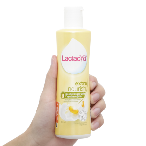 Dung dịch vệ sinh phụ nữ Lactacyd Extra Nourish hương dịu nhẹ chai 250ml
