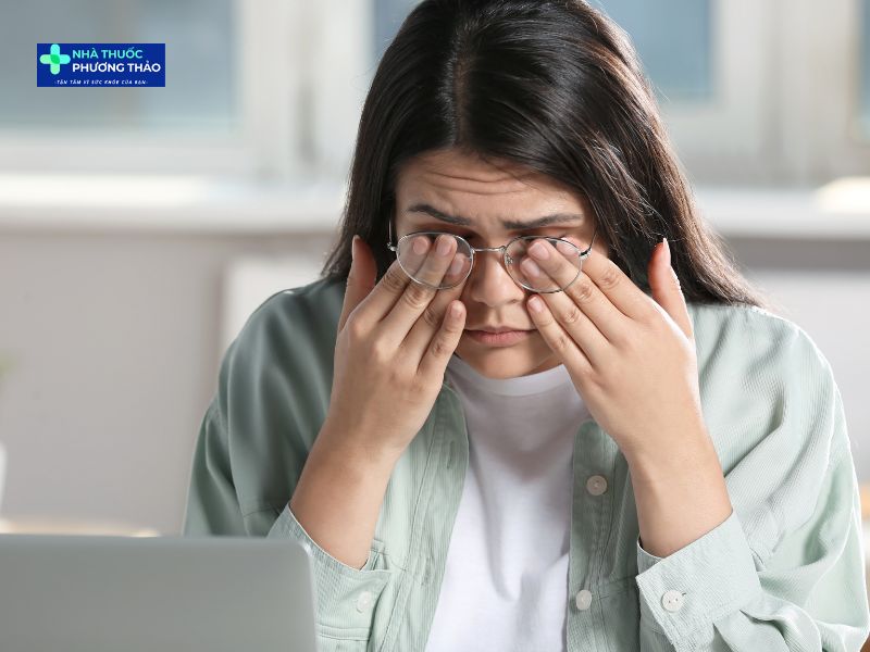 Đau mắt đỏ nên kiêng dụi tay lên mắt