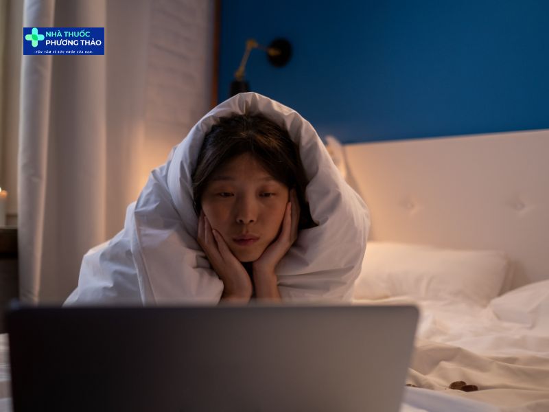 Đau mắt đỏ nên hạn chế thức khuya